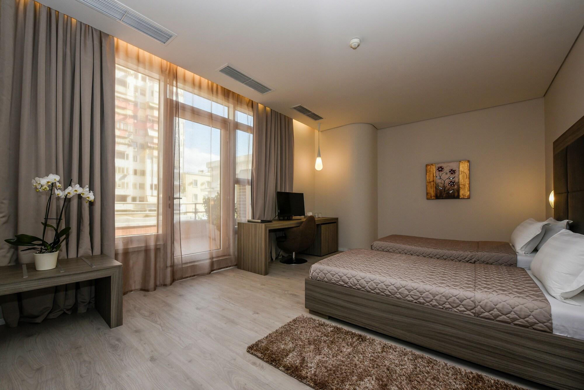 Sky Hotel Tirana Esterno foto