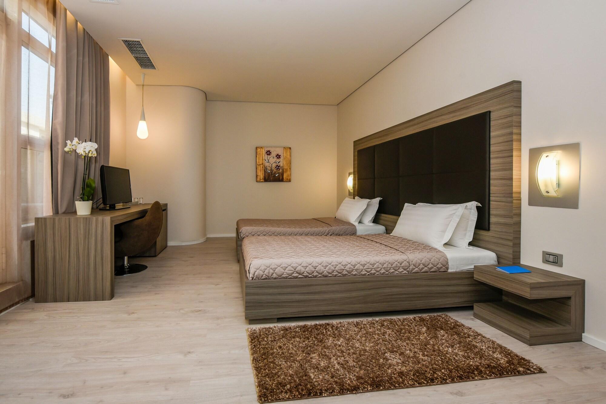 Sky Hotel Tirana Esterno foto