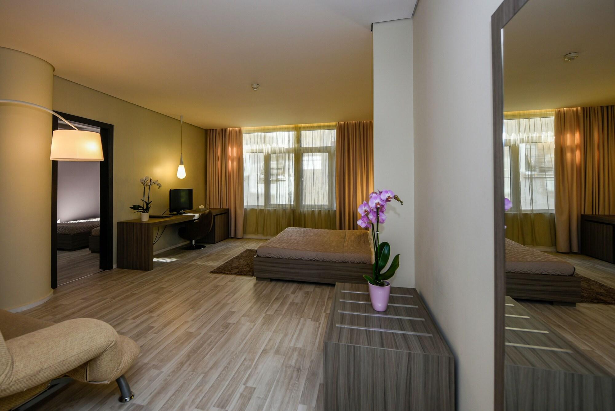 Sky Hotel Tirana Esterno foto