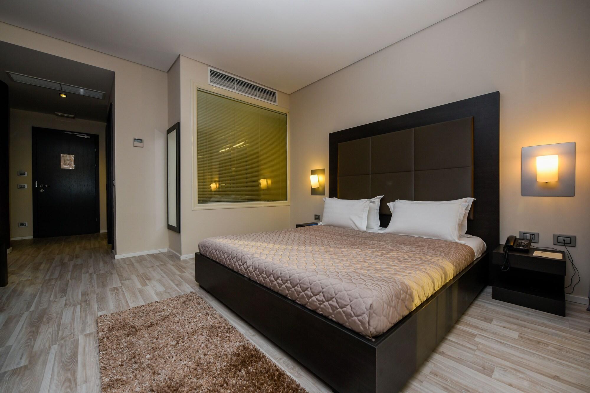 Sky Hotel Tirana Esterno foto