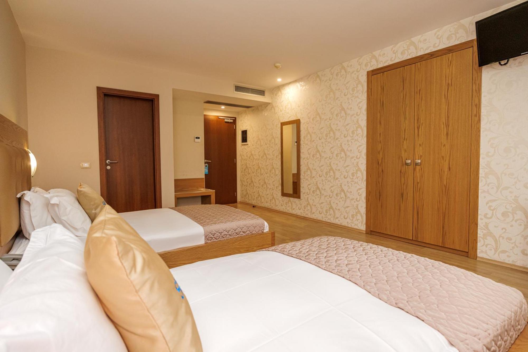 Sky Hotel Tirana Esterno foto