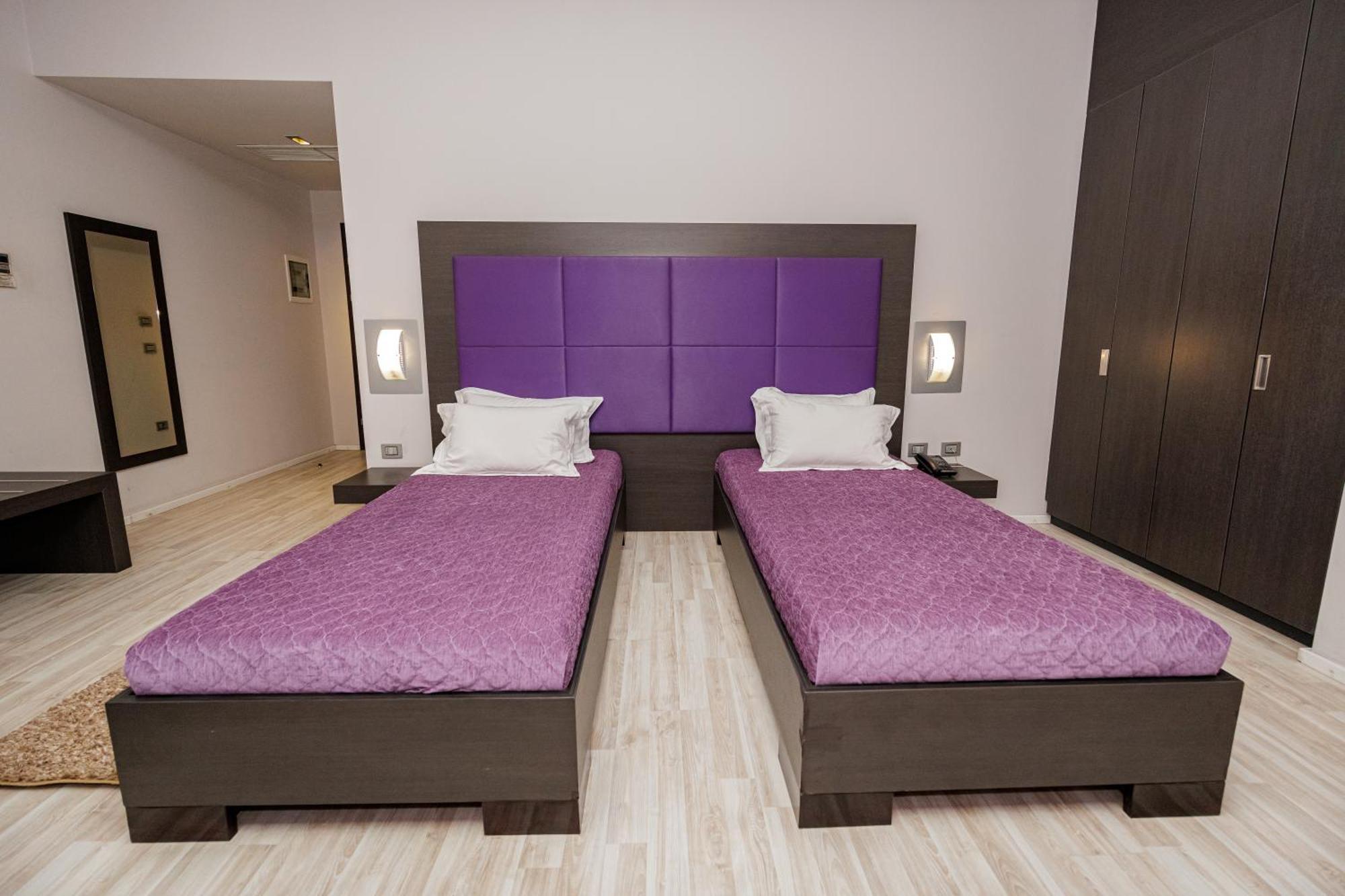 Sky Hotel Tirana Esterno foto