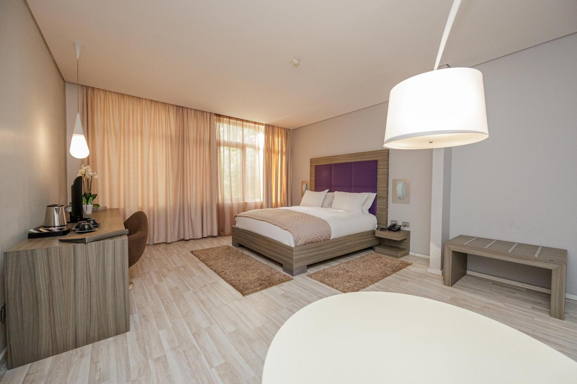 Sky Hotel Tirana Esterno foto