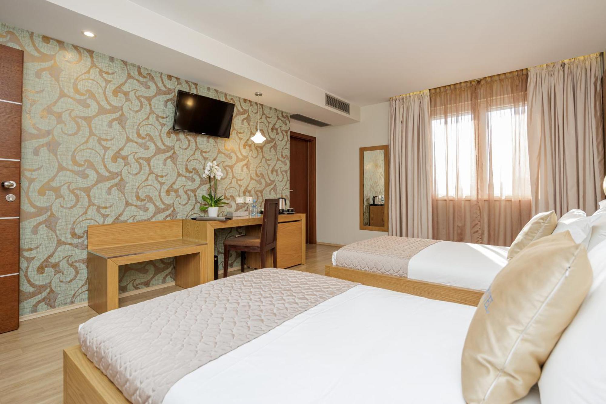Sky Hotel Tirana Esterno foto