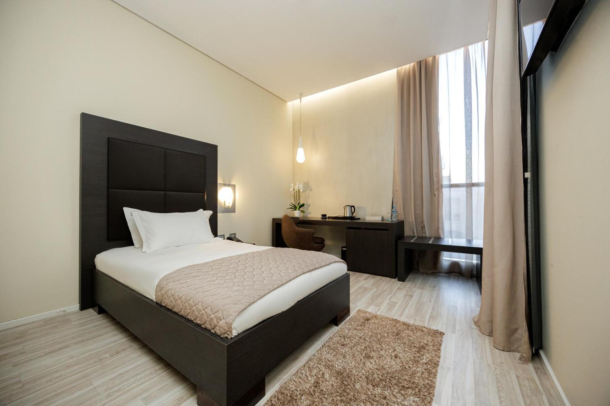 Sky Hotel Tirana Esterno foto