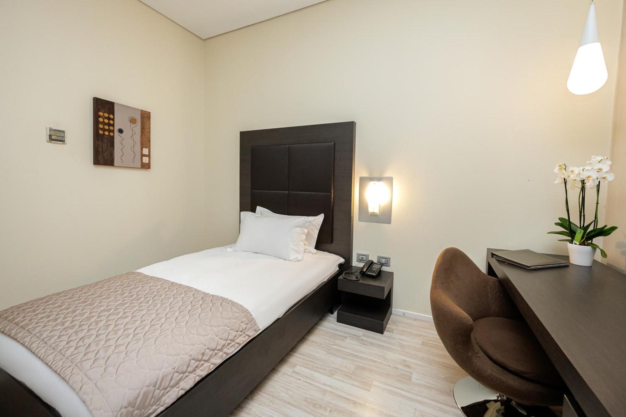 Sky Hotel Tirana Esterno foto
