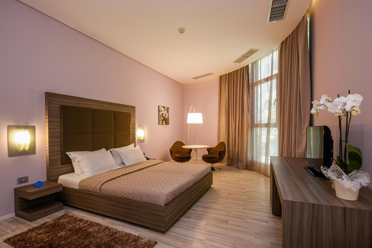Sky Hotel Tirana Esterno foto